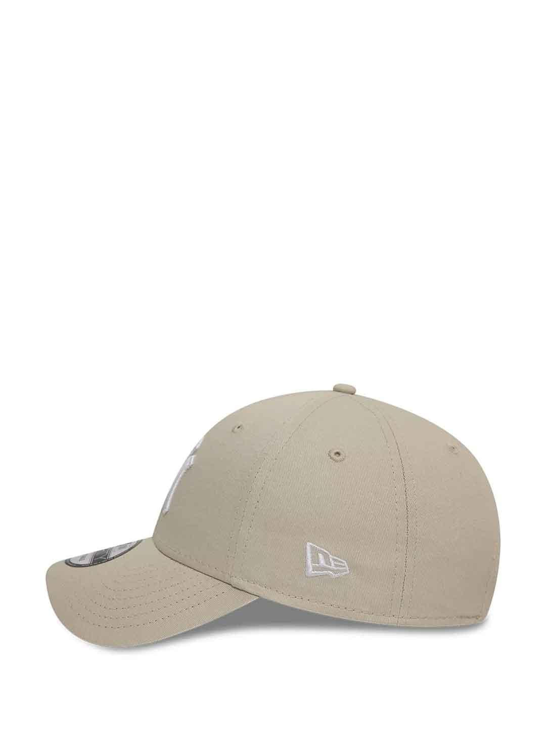 New Era 9Forty cappello beige con logo bianco