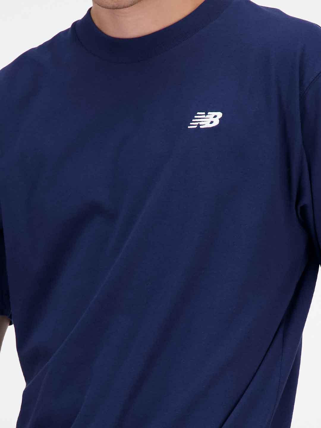 New Balance t-shirt blu con logo bianco