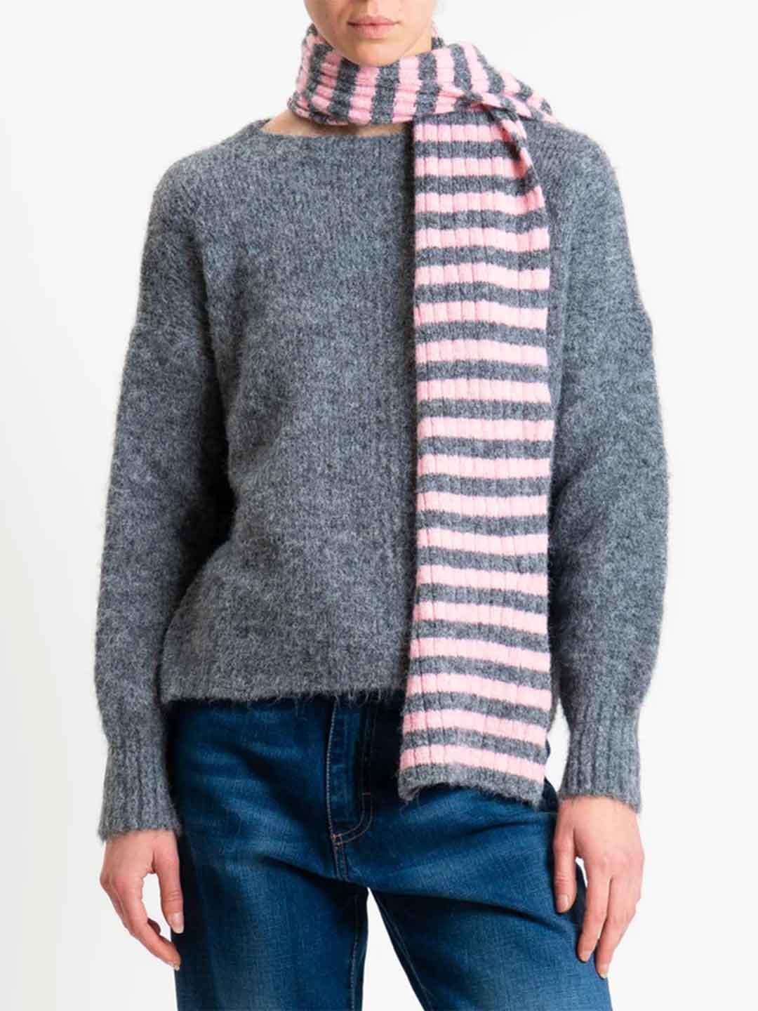 Tensione In maglione grigio con sciarpa