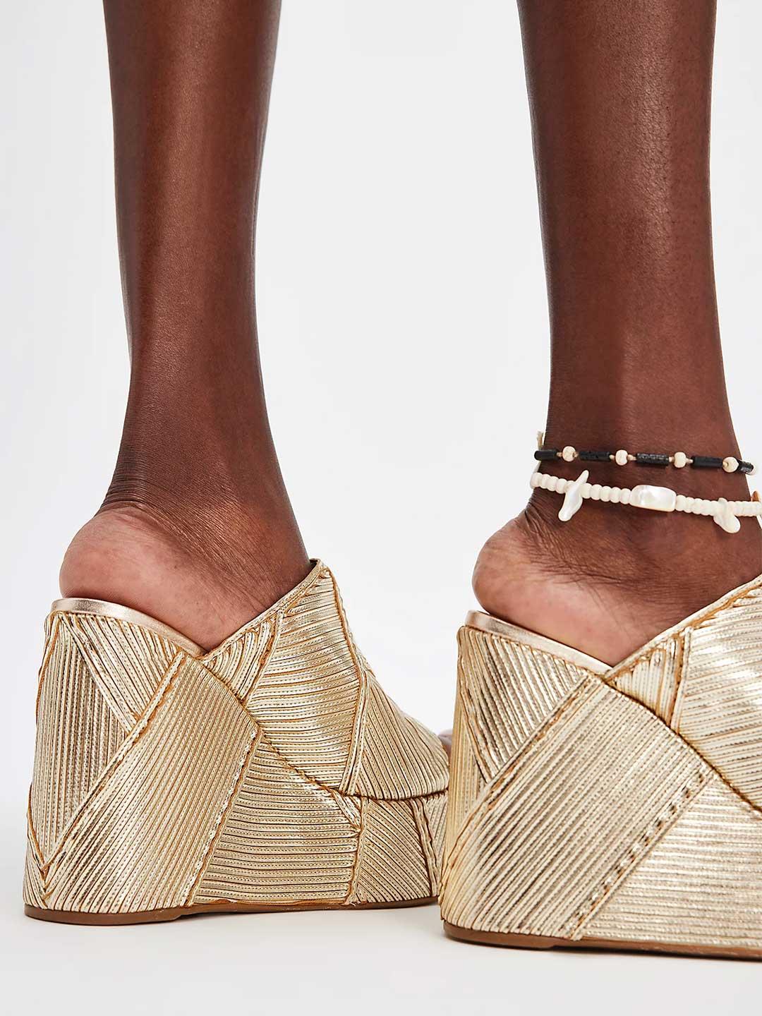 Schutz sandali oro con zeppa