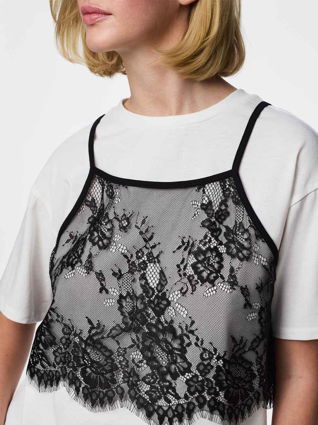 Pieces t-shirt bianco con canotta in pizzo nero