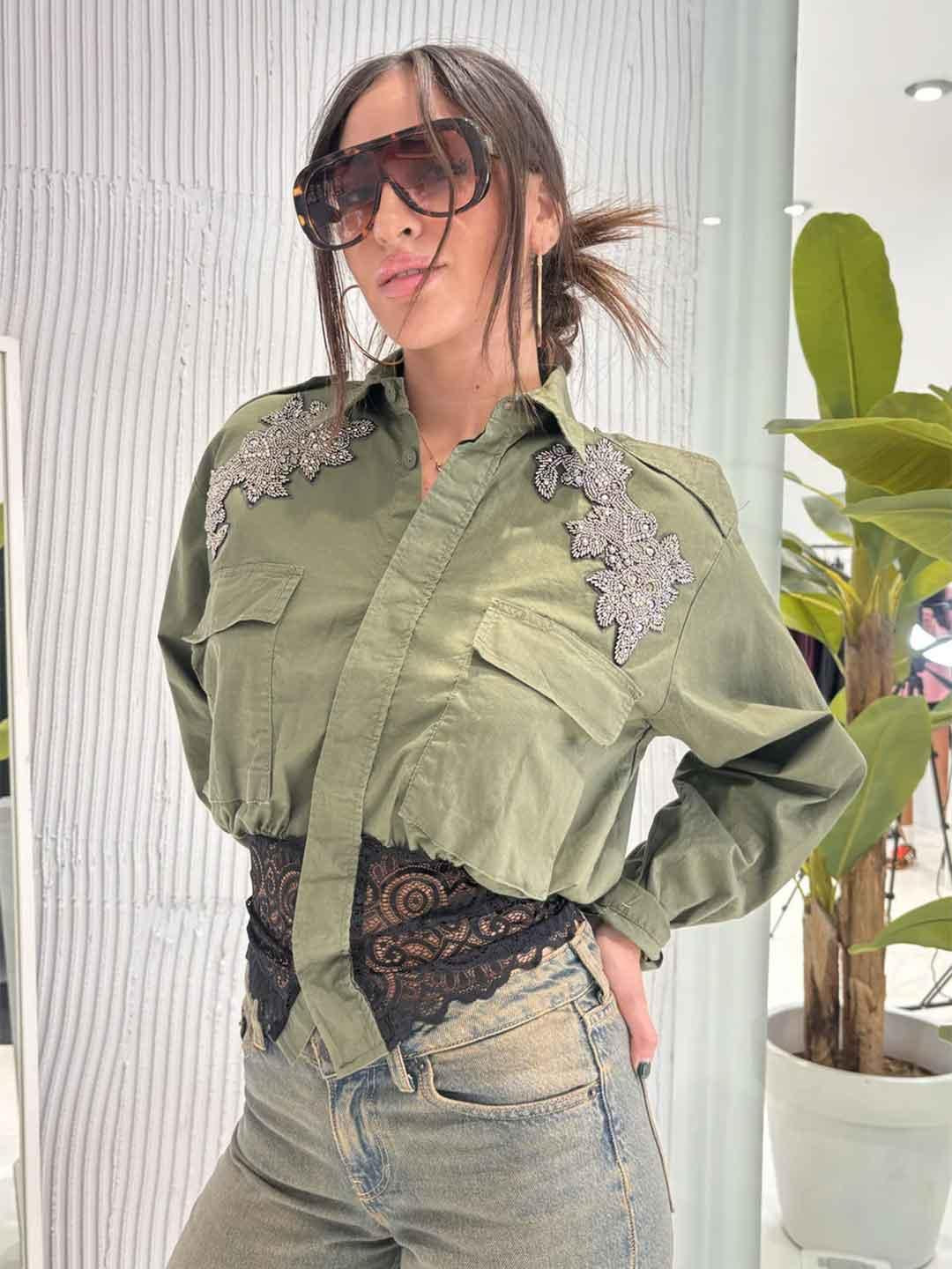 Motel camicia verde con orlo in pizzo