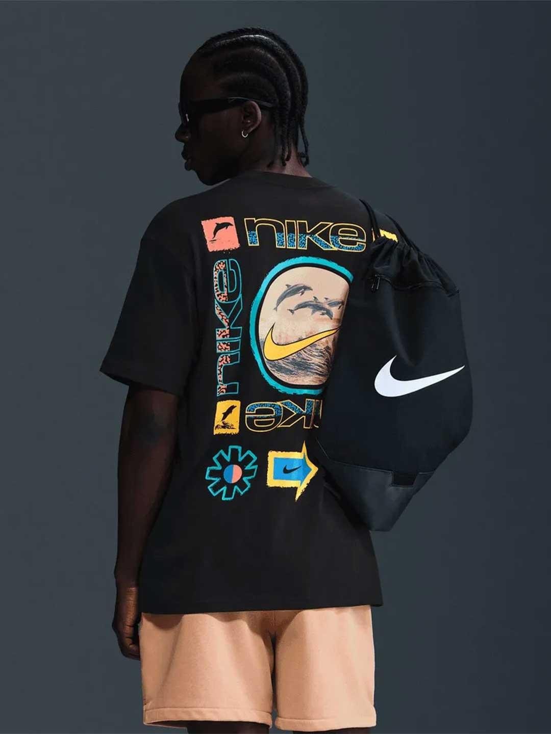 Nike t-shirt nero con grafiche multicolor