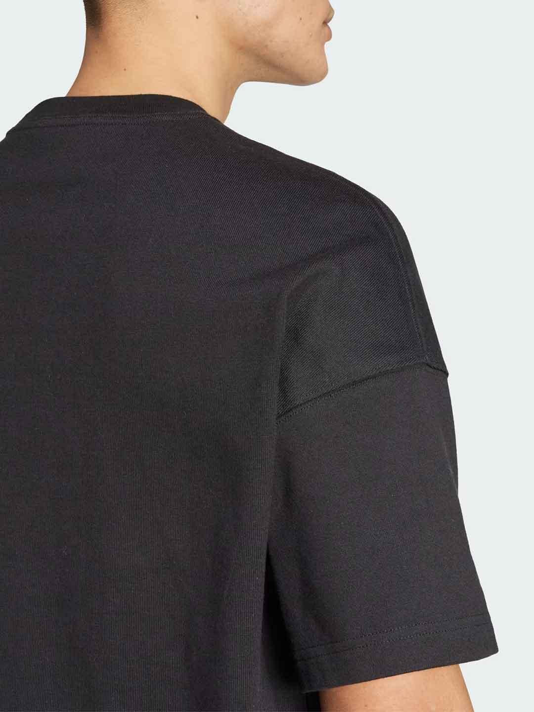 Adidas t-shirt nero con grafica