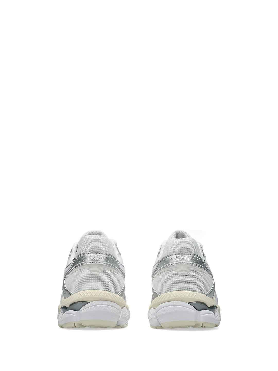 Asics Gel-Cumulus 16 sneakers bianco e argento
