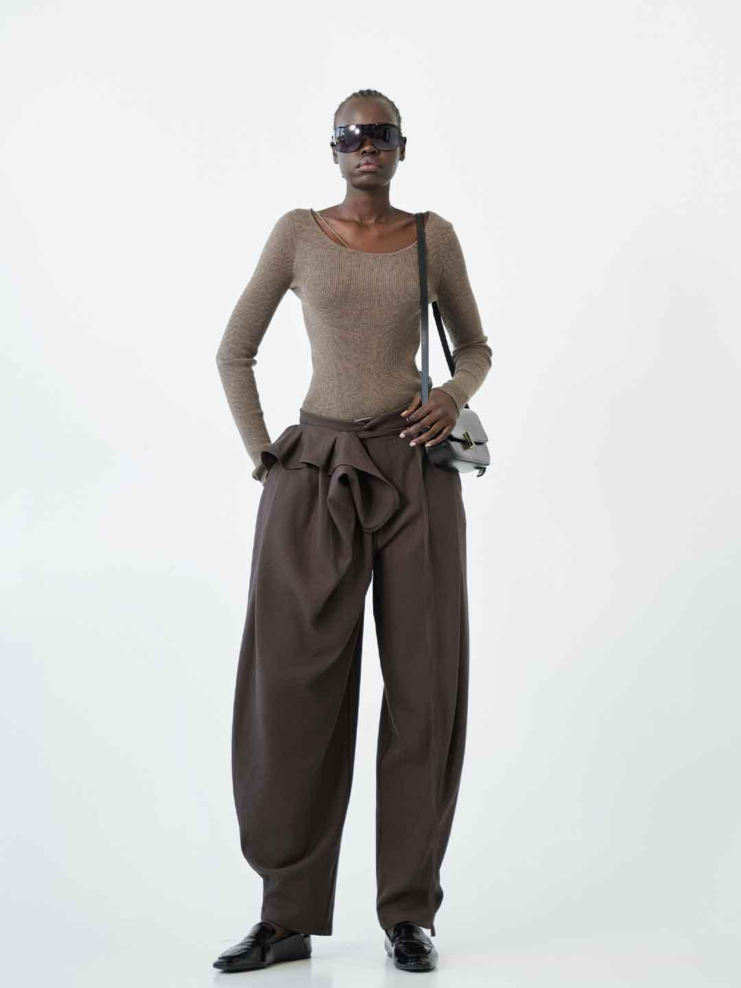 Eleh pantaloni marrone con volant