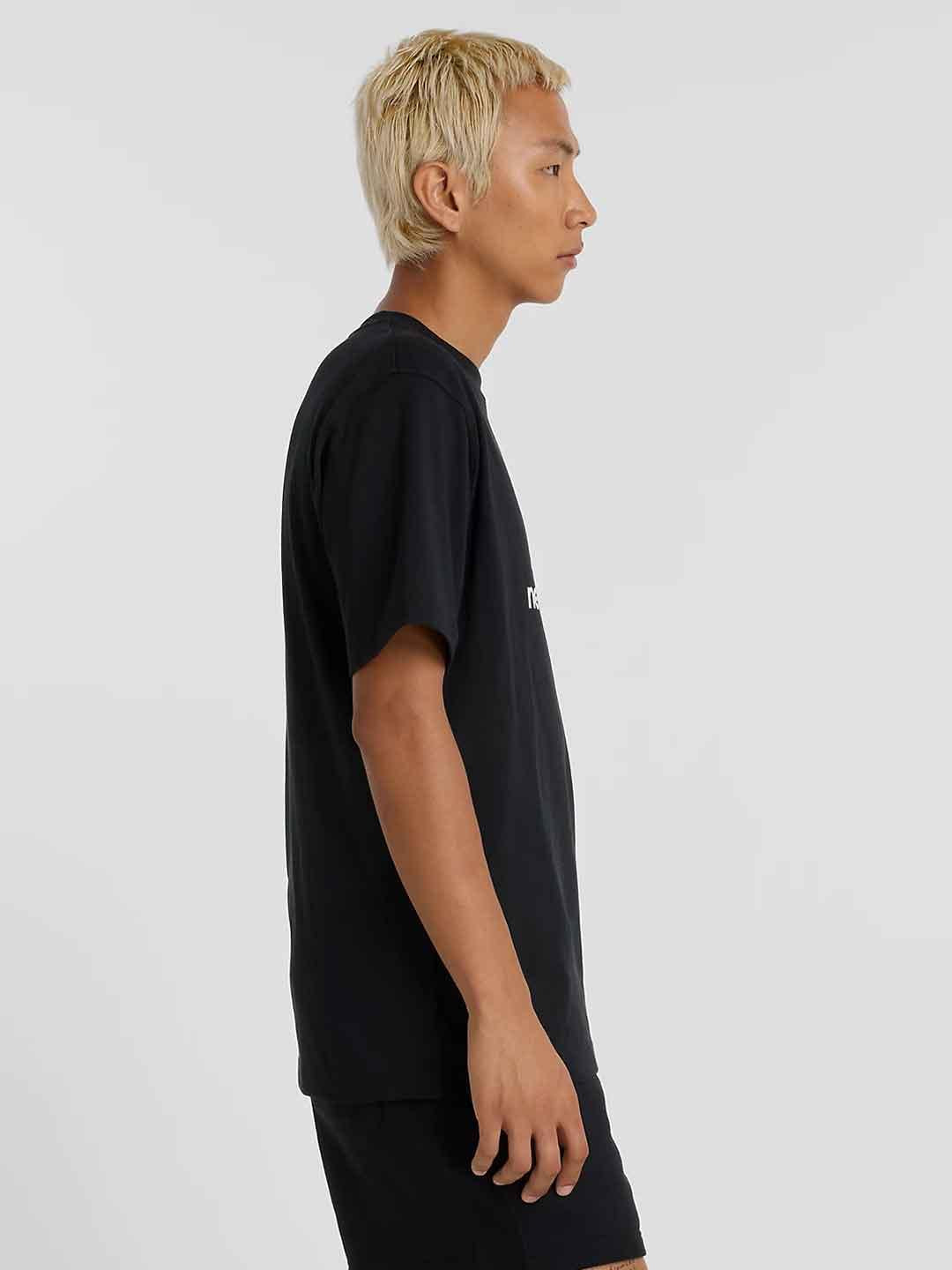 New Balance t-shirt nero con logo rosso