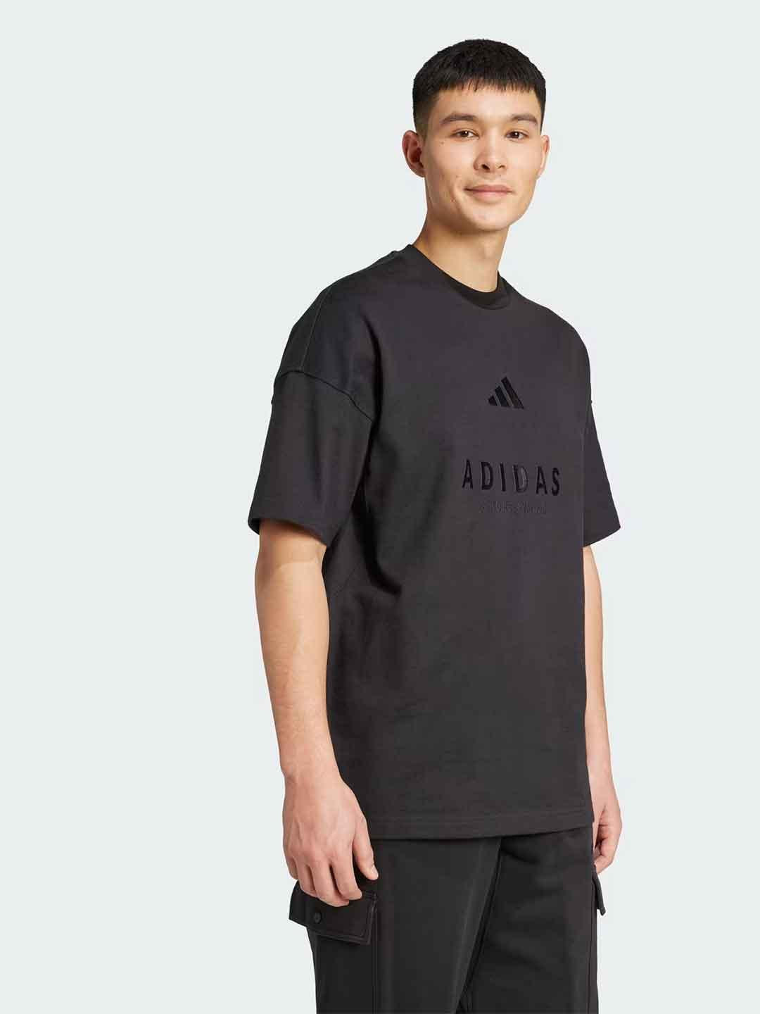 Adidas t-shirt nero con grafica