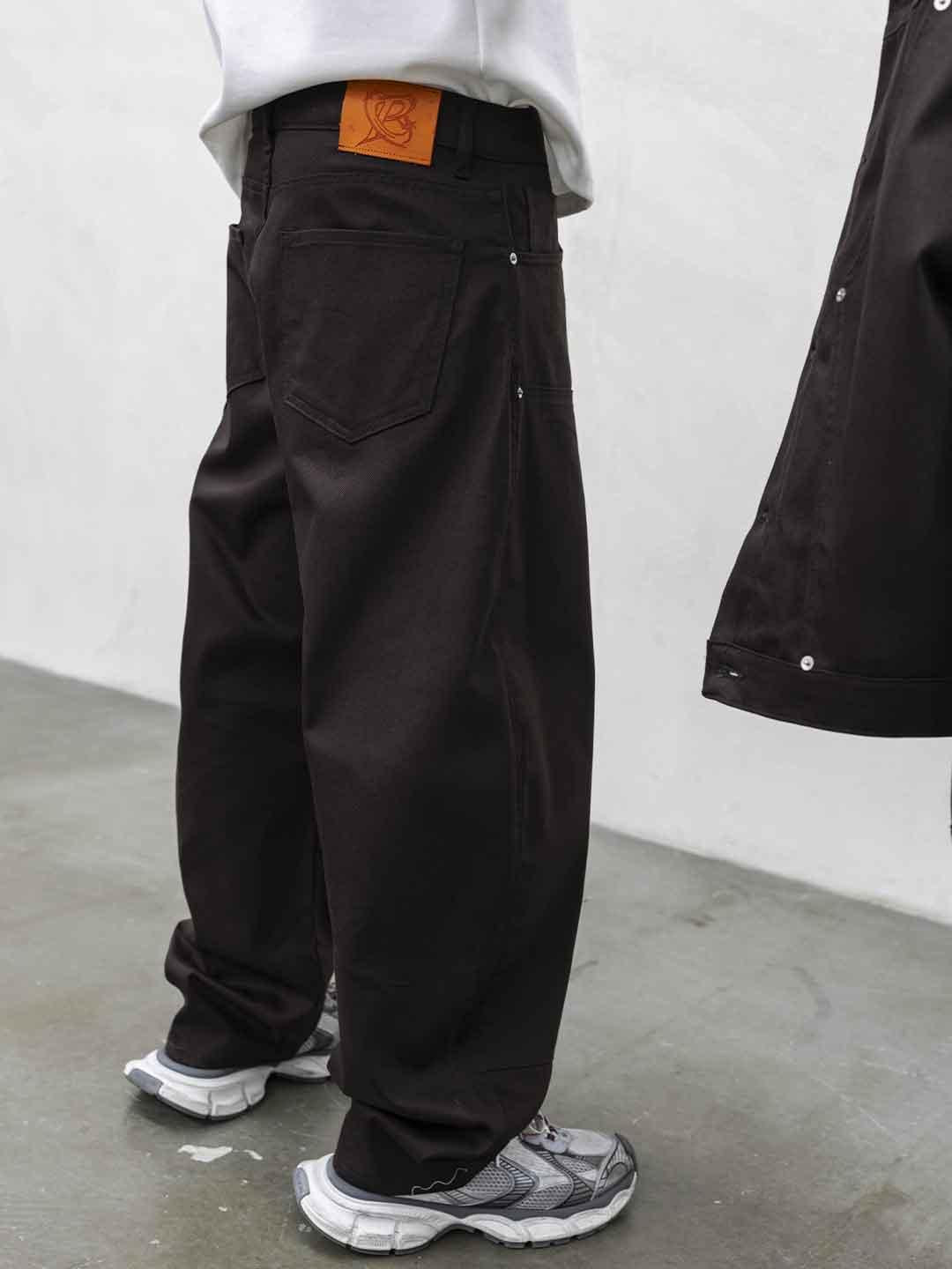 Present Day Carpenter coordinato marrone in jeans