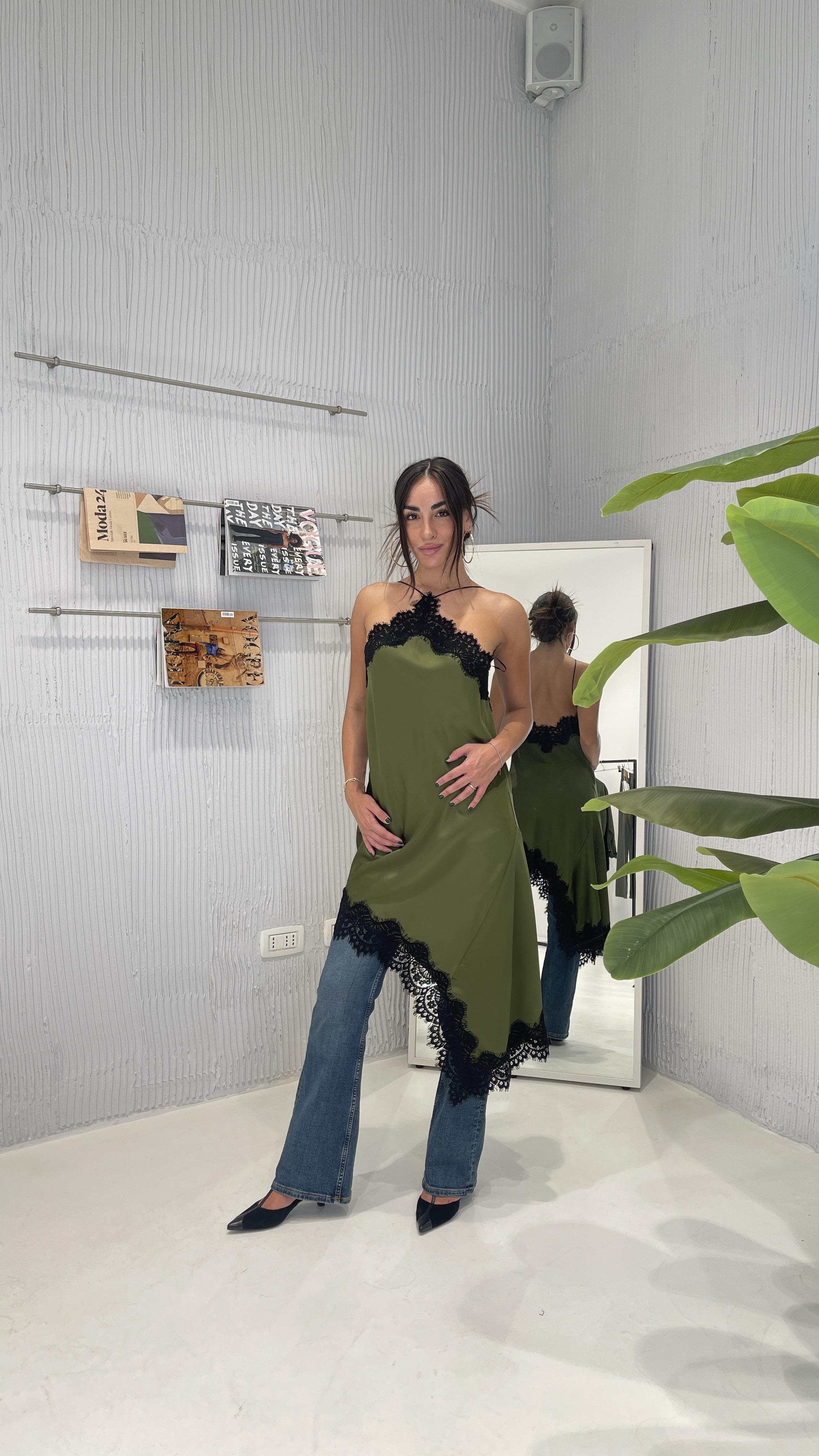 Tensione In abito verde lungo con pizzo