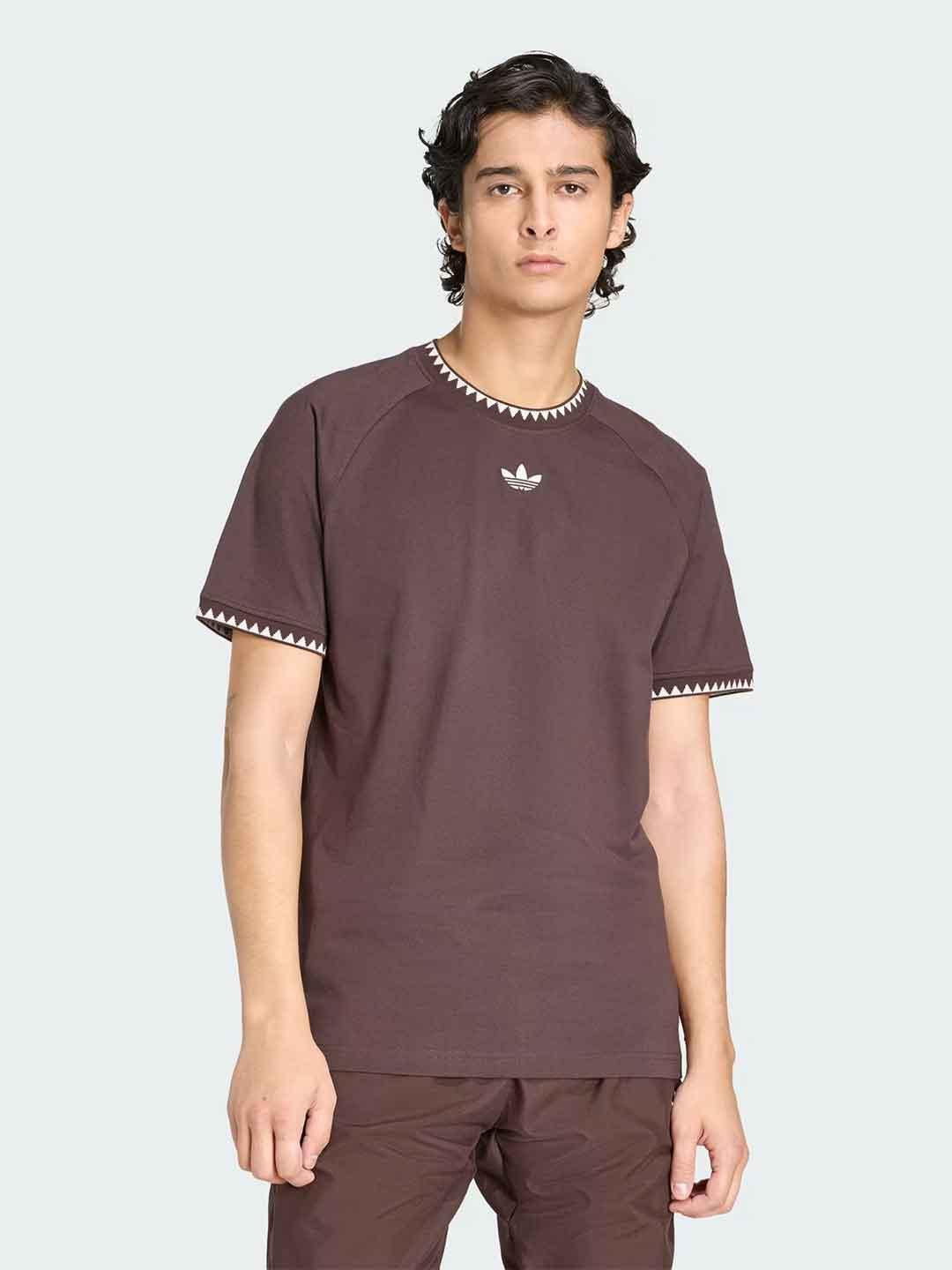 Adidas t-shirt marrone con colletto a fantasia