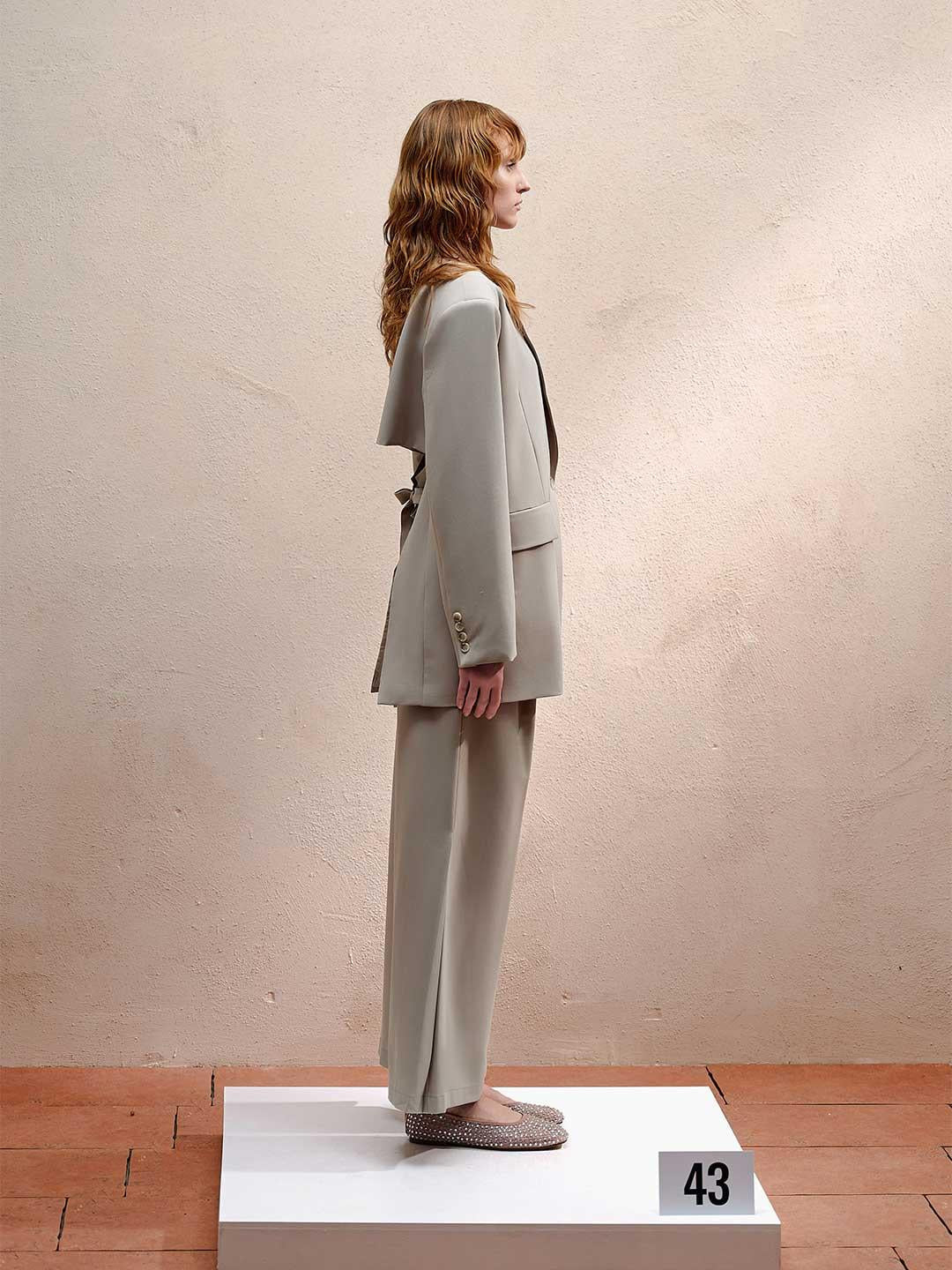 Eleh giacca beige con fiocco