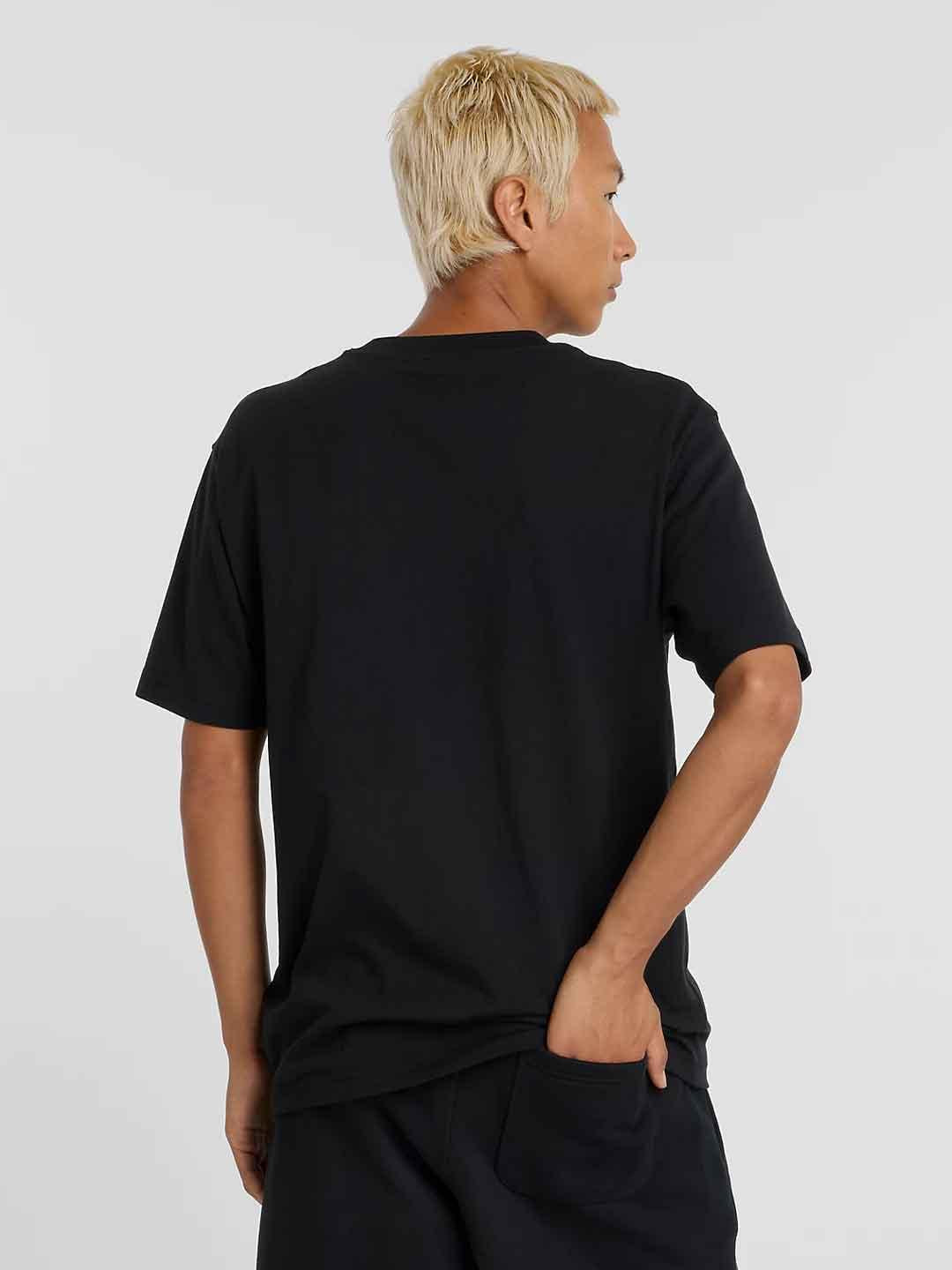 New Balance t-shirt nero con logo rosso