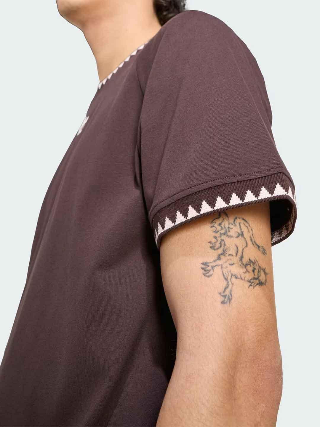 Adidas t-shirt marrone con colletto a fantasia