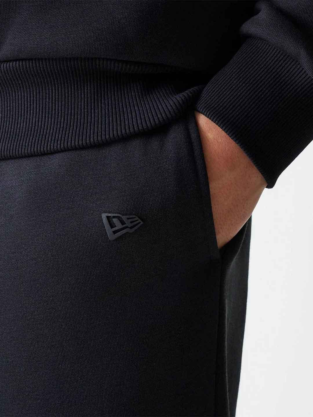New Era pantaloni nero con logo nero