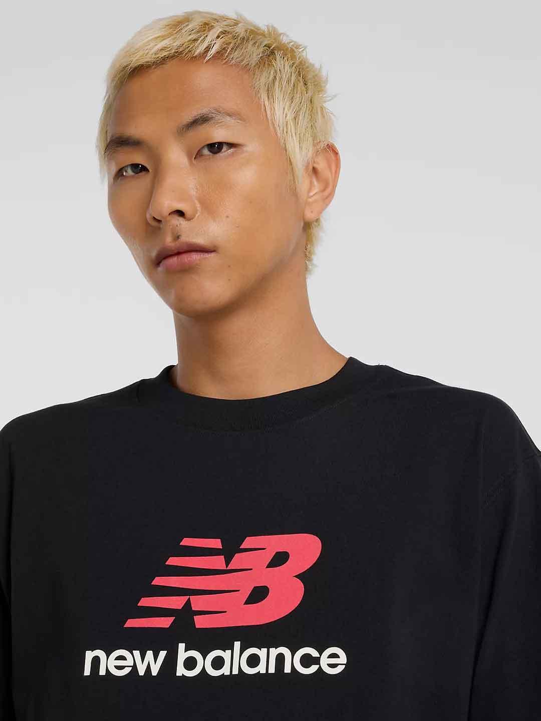 New Balance t-shirt nero con logo rosso