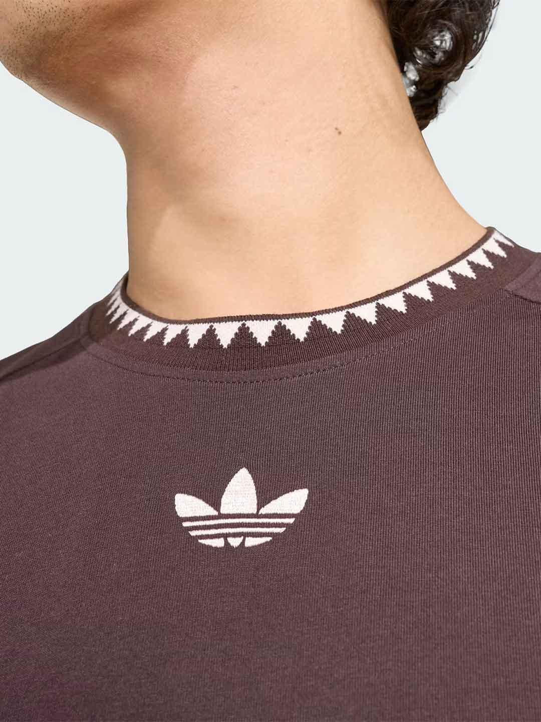 Adidas t-shirt marrone con colletto a fantasia