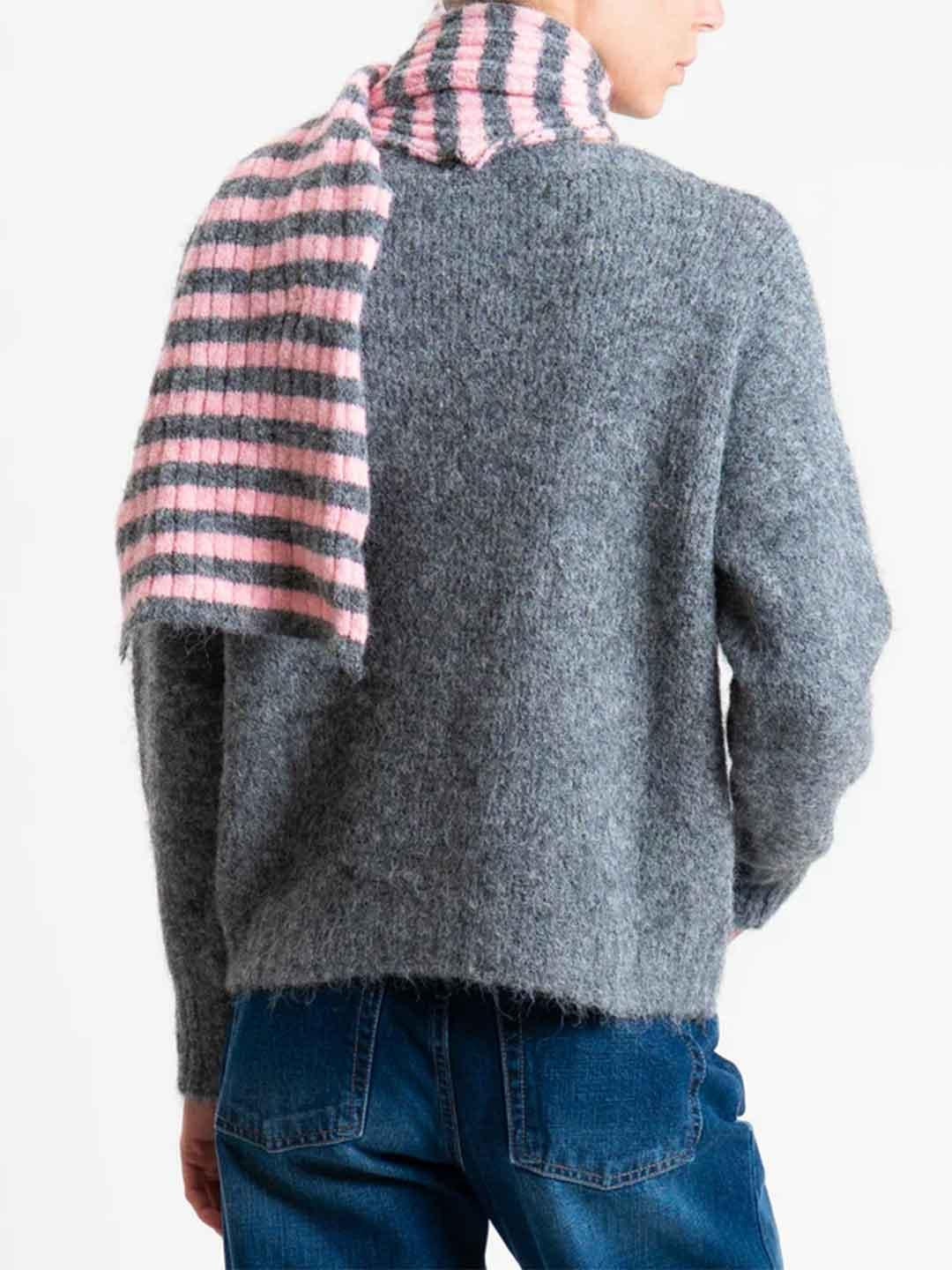 Tensione In maglione grigio con sciarpa