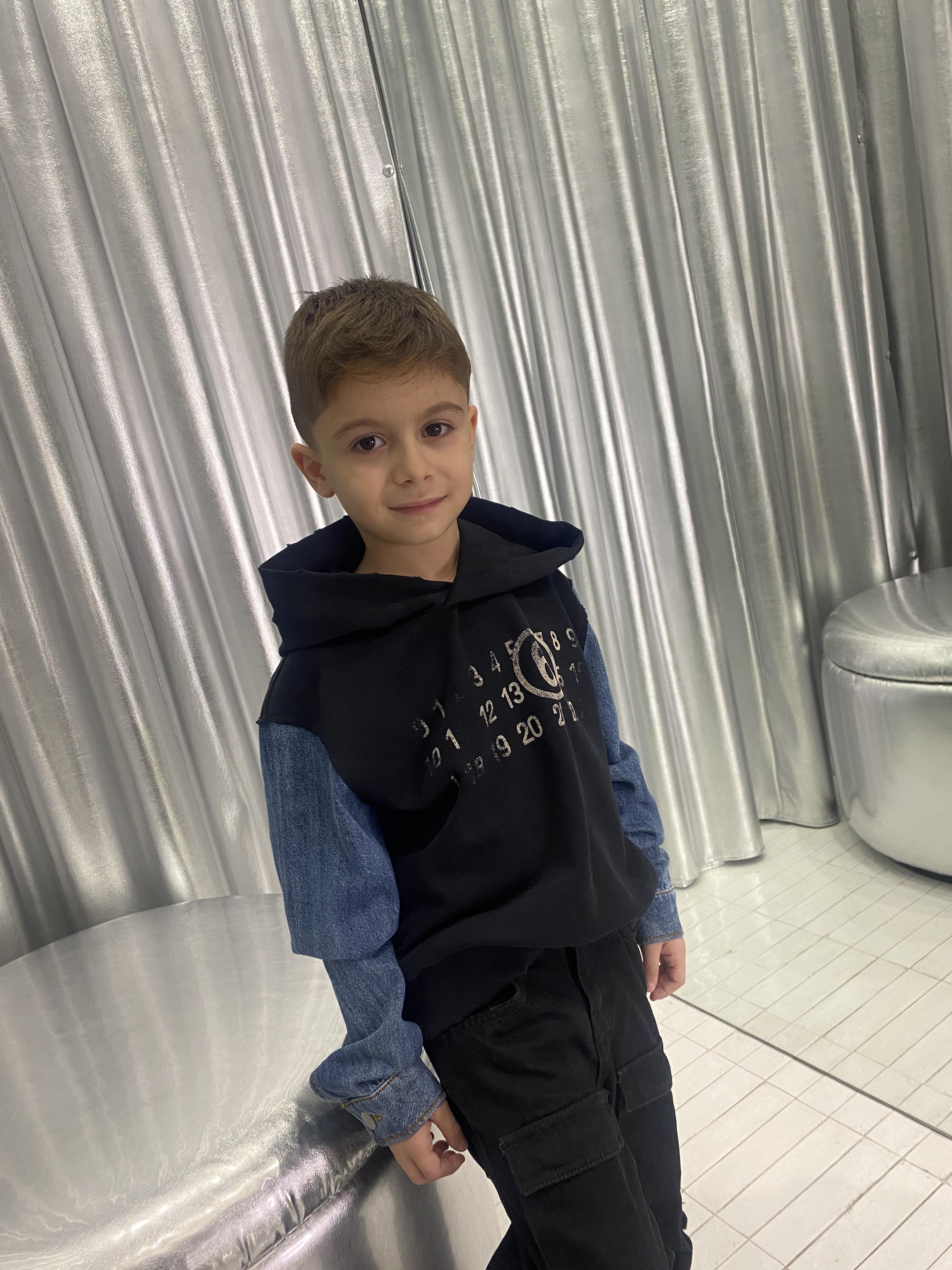 Maison Margiela felpa kids nero con cappuccio e maniche in jeans