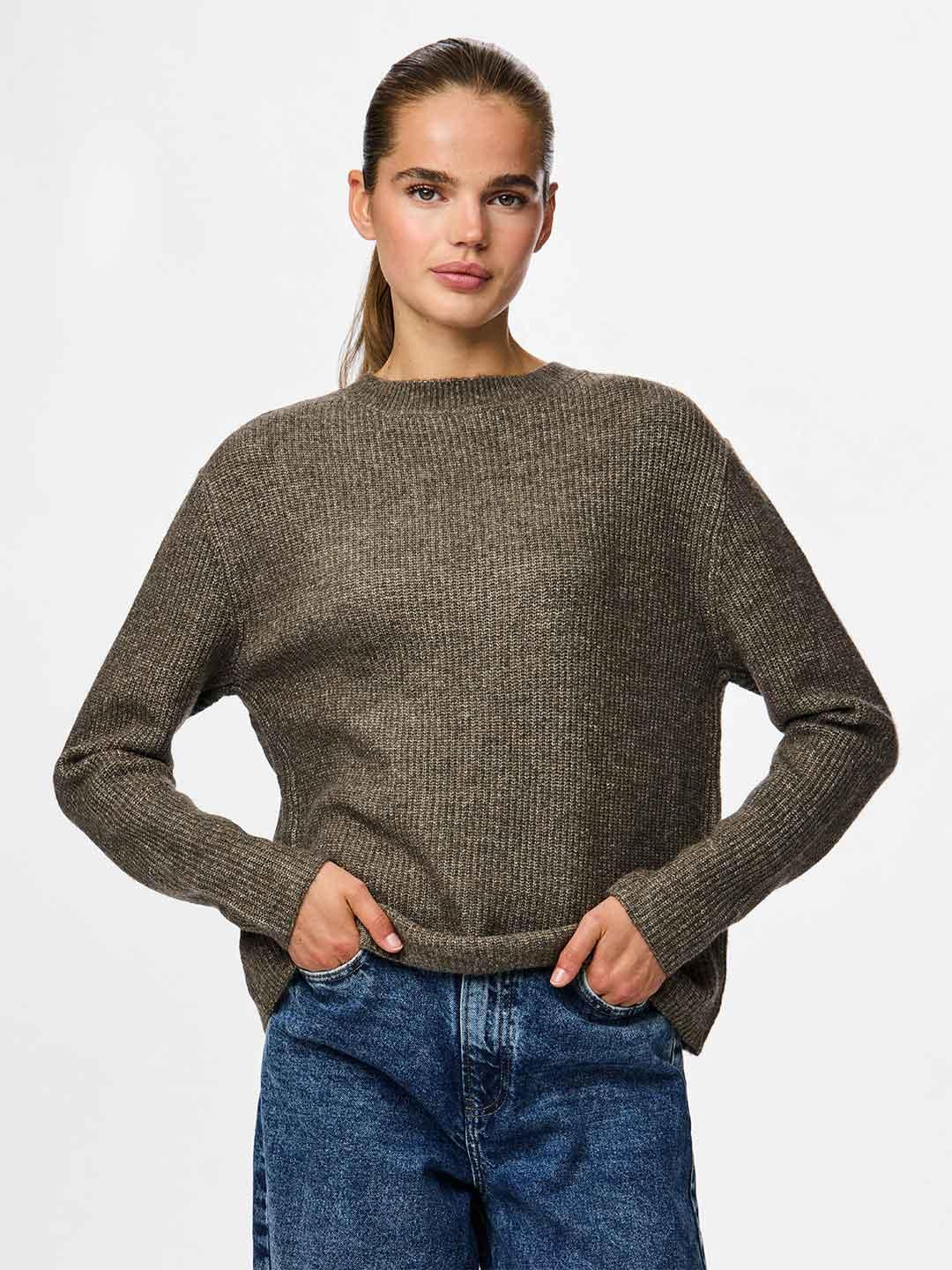 Pieces maglione marrone con fiocchi