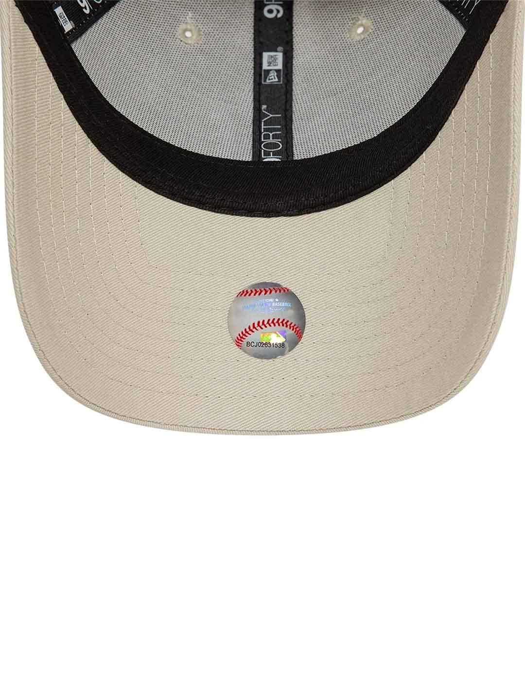 New Era 9Forty cappello beige con logo bianco