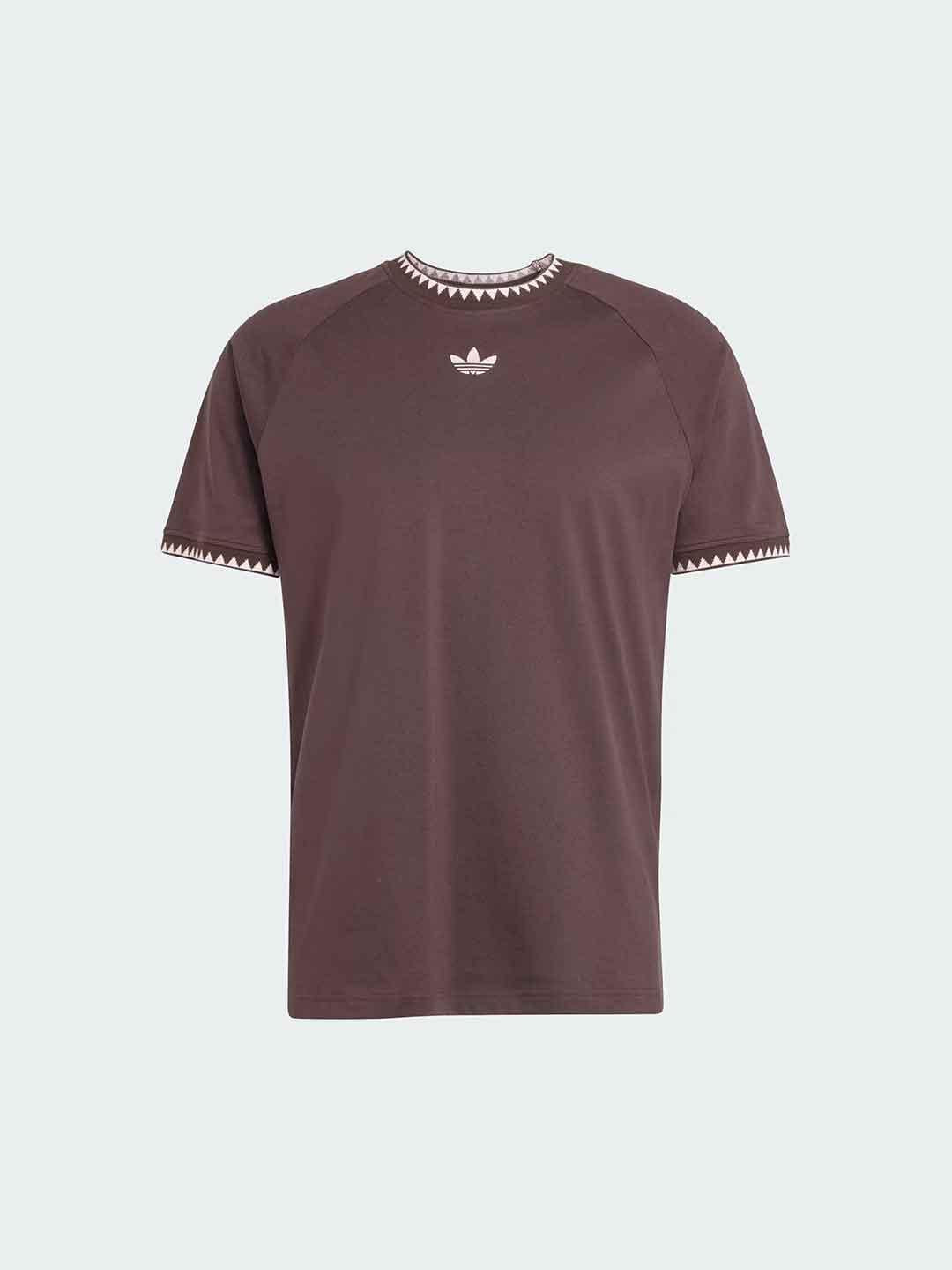 Adidas t-shirt marrone con colletto a fantasia