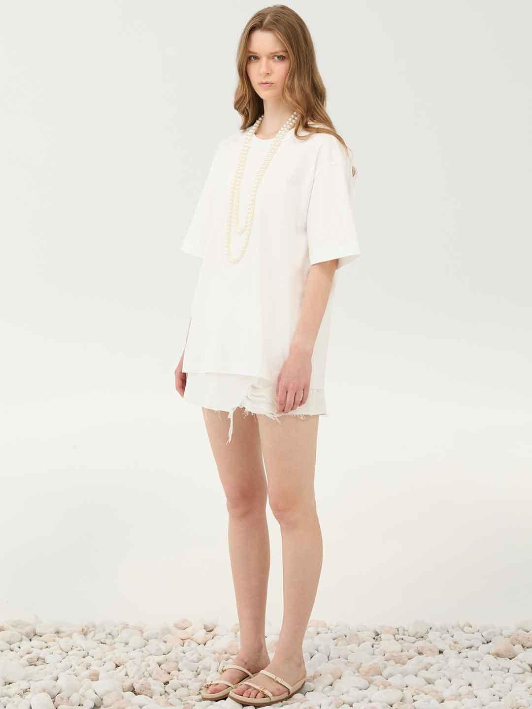 Eleh t-shirt bianco con collana di perle