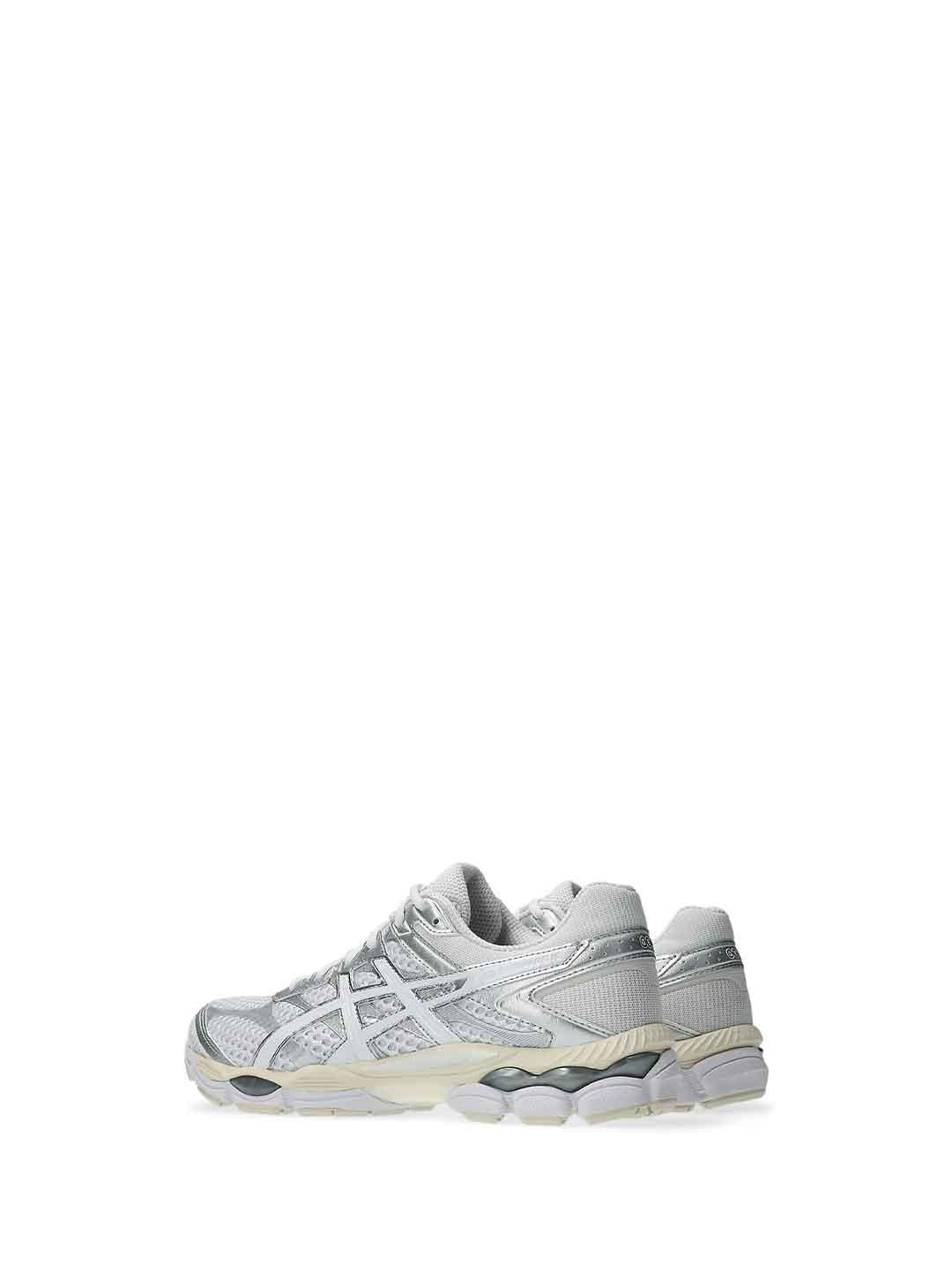 Asics Gel-Cumulus 16 sneakers bianco e argento