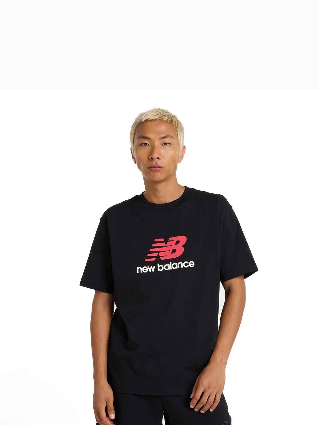 New Balance t-shirt nero con logo rosso